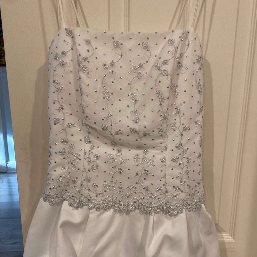 Elegant White Wedding Dress with Intricate Embroidery - Picture 2 of 14